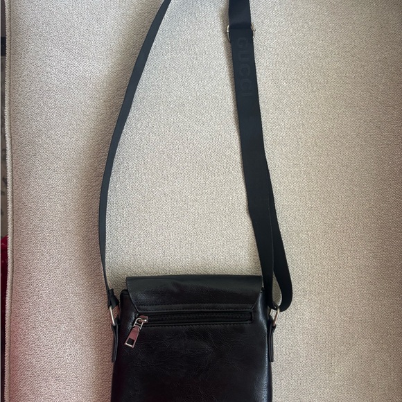 Gucci Black Messenger Bag with Signature Striped Detail unisex new - Picture 4 of 10